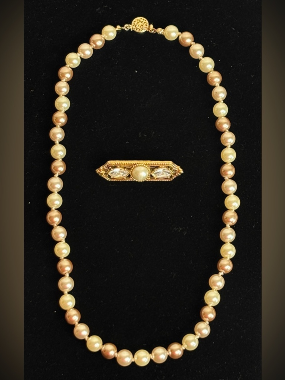 PEARL (FAUX) NECKLACE & PEARL & RHINESTONE BROOCH/PIN